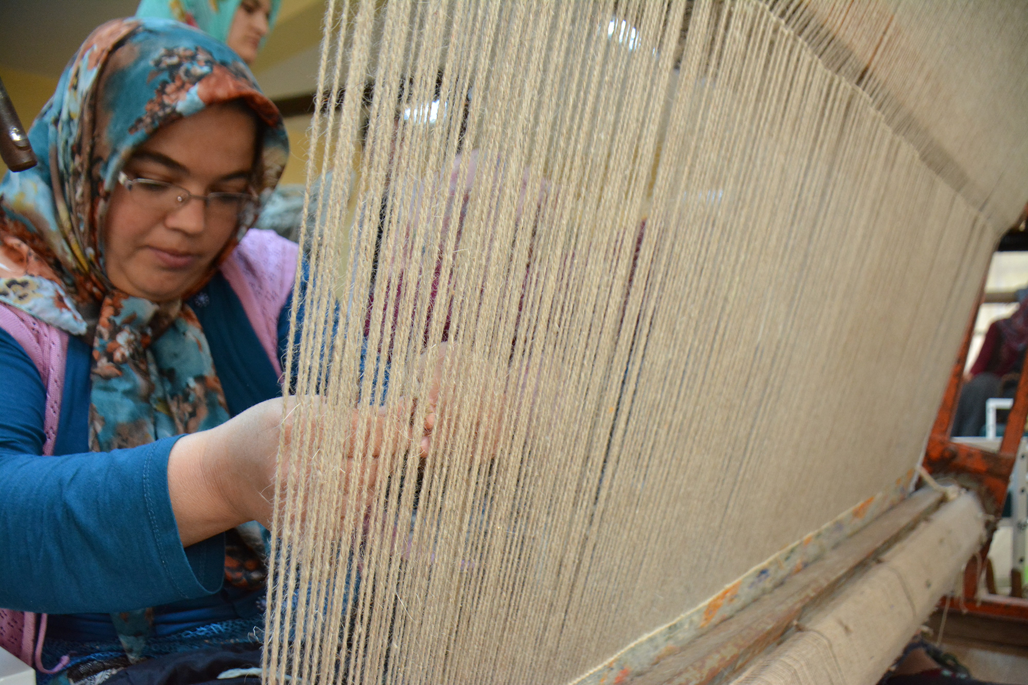 KOMEK Halı ve Kilim Atölyesi Gelir Kapısı Oldu
