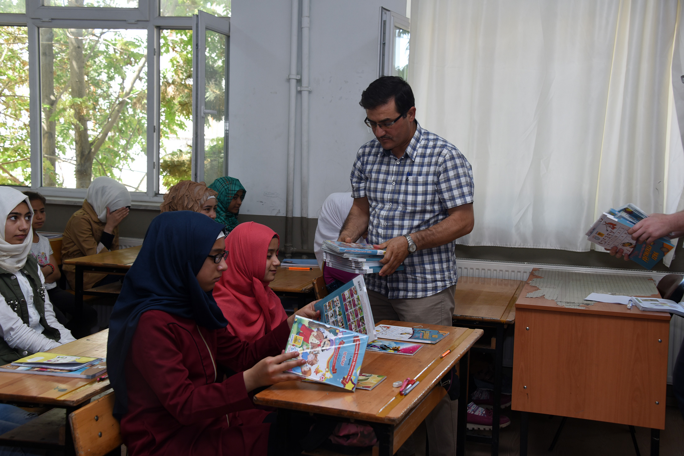 Büyükşehir Suriyeli Öğrencilere Binlerce Kitap Hediye Etti