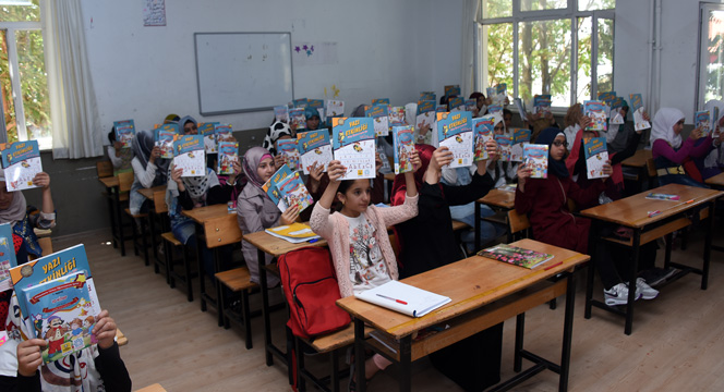 Büyükşehir Suriyeli Öğrencilere Binlerce Kitap Hediye Etti