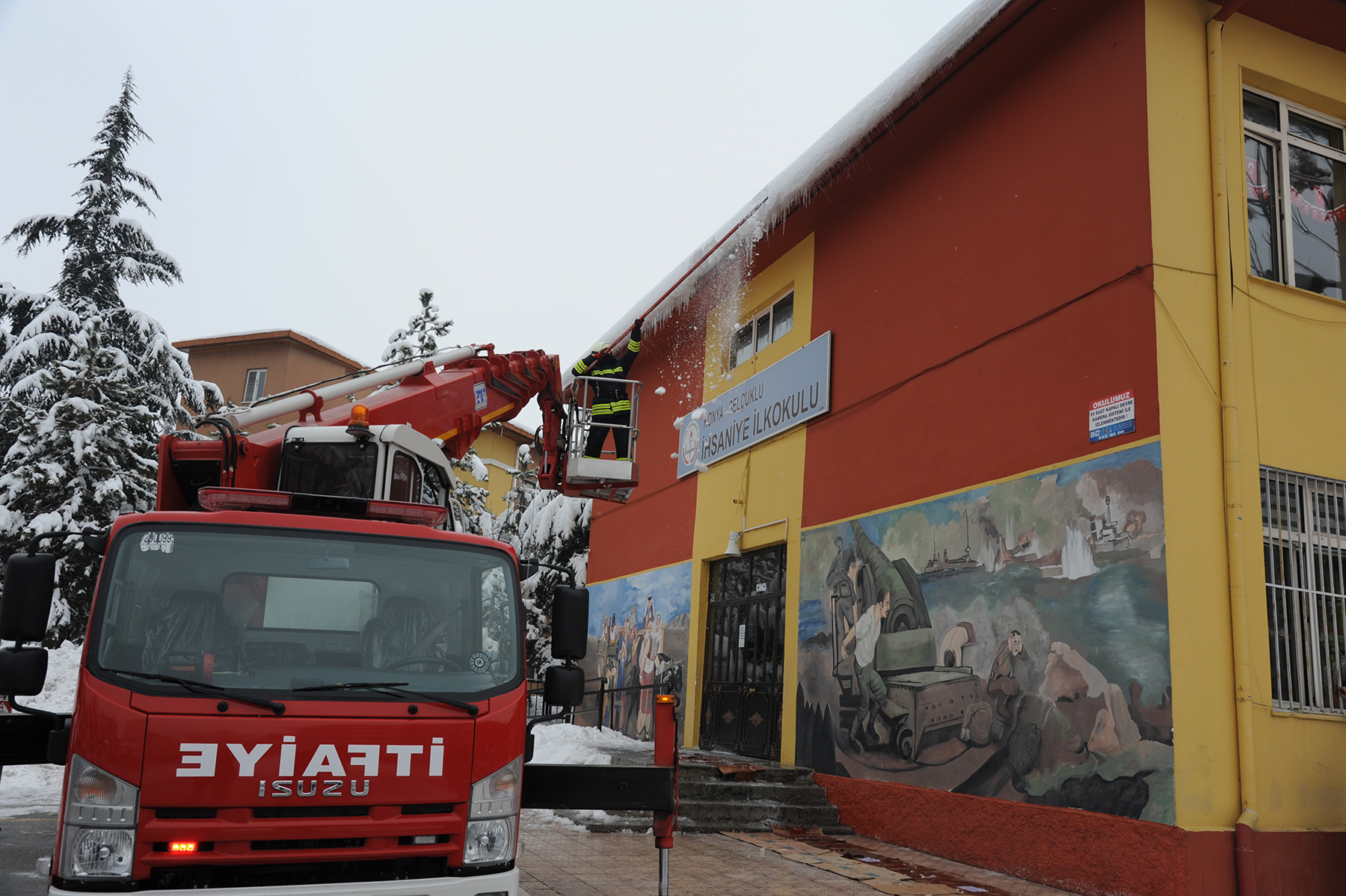 Çatılardaki Buz ve Karlar Temizleniyor