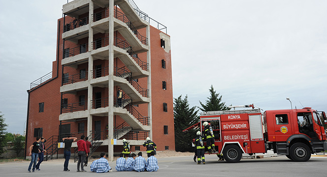 İtfaiyede Mesleki Yeterlilik İçin Yapılan Tatbikat Soluk Kesti