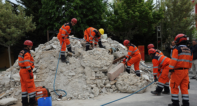 İtfaiyede Mesleki Yeterlilik İçin Yapılan Tatbikat Soluk Kesti