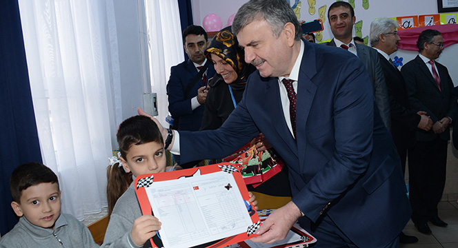 Başkan Akyürek Öğrencilerin Karne Sevincine Ortak Oldu