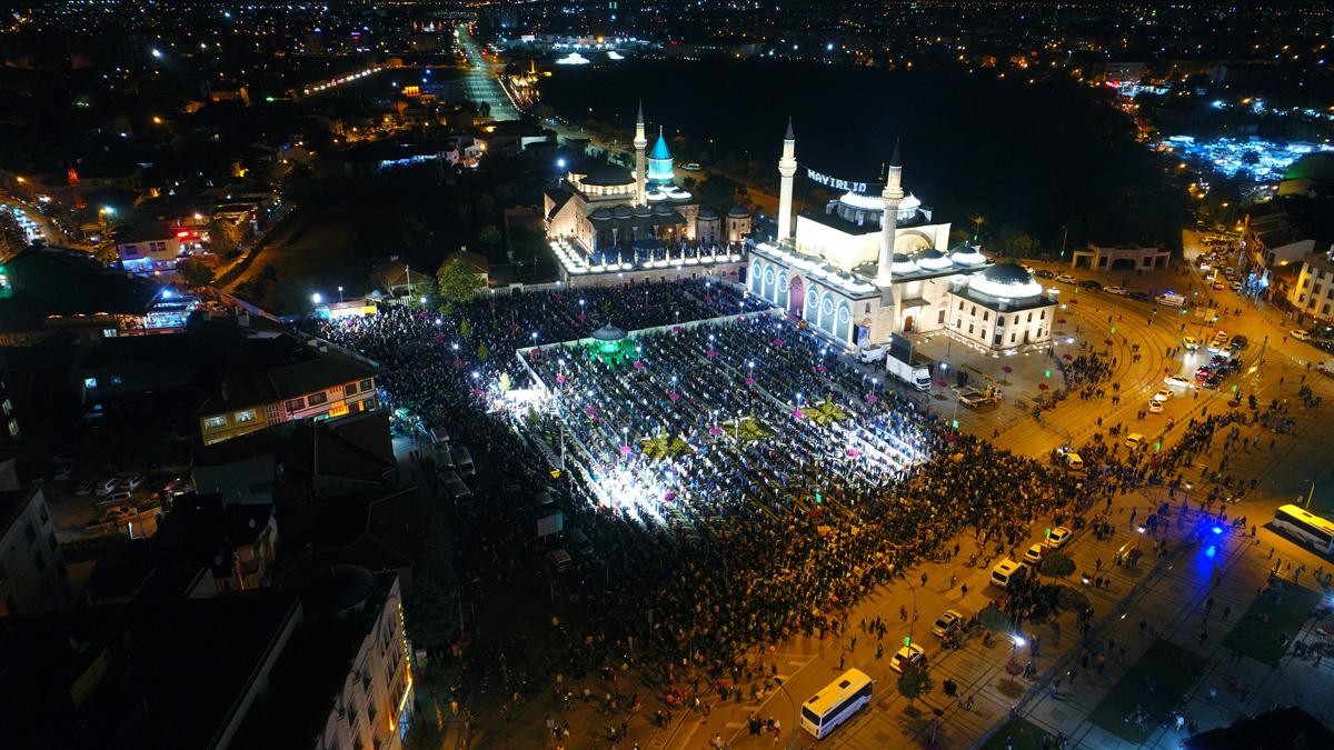 Kadir Gecesi'nde On Binler Mevlana Meydanı'nda Buluştu