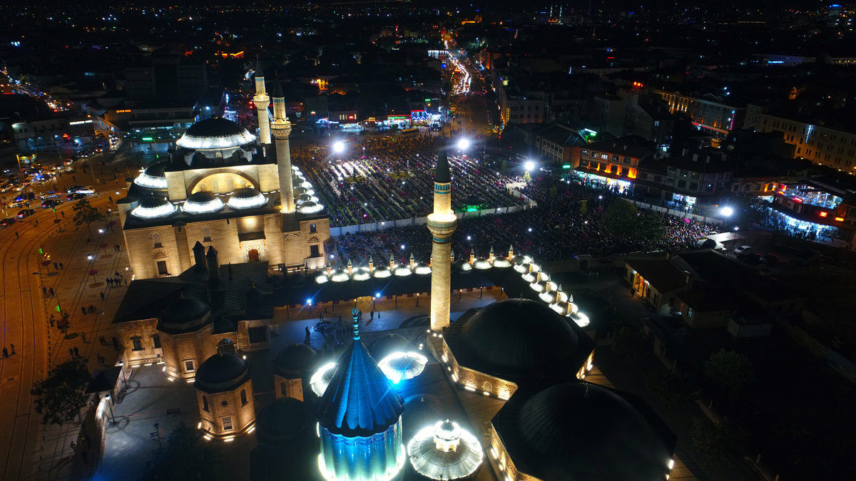 Kadir Gecesi'nde On Binler Mevlana Meydanı'nda Buluştu