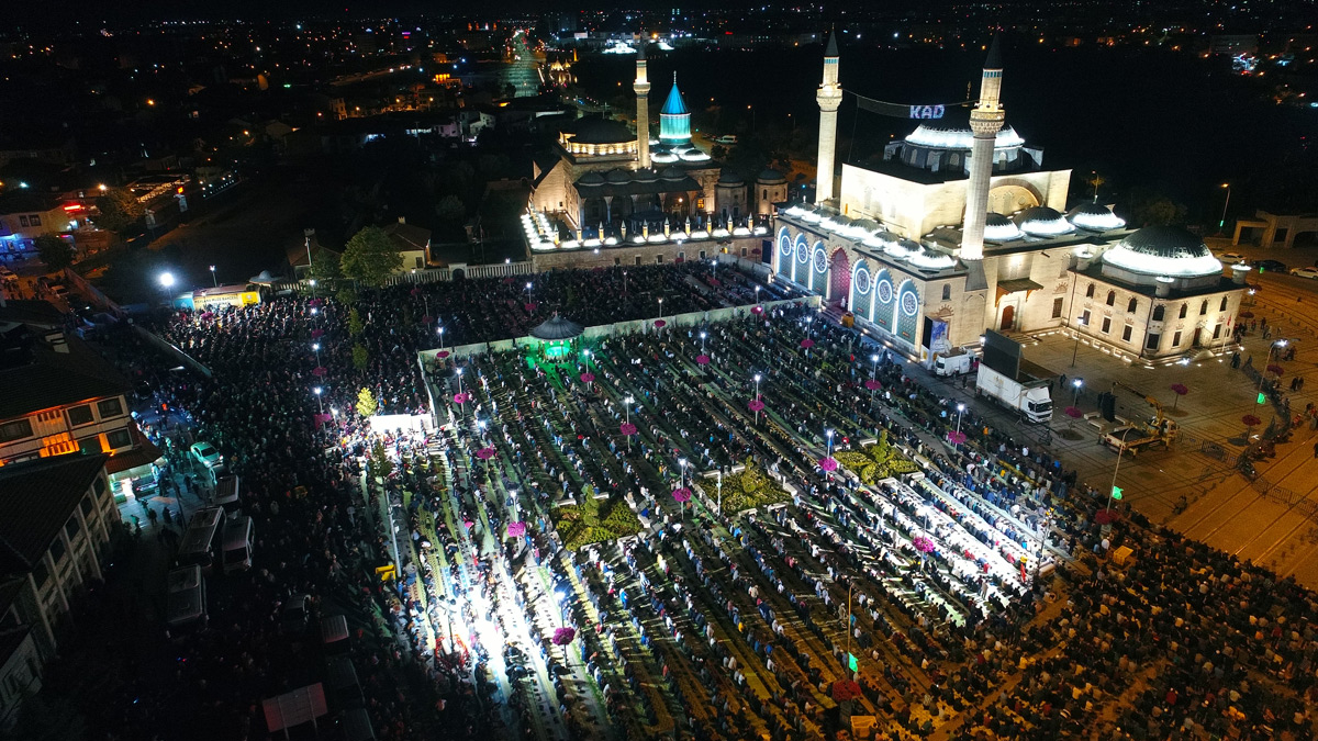 Kadir Gecesi'nde On Binler Mevlana Meydanı'nda Buluştu