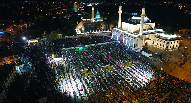 Kadir Gecesi'nde On Binler Mevlana Meydanı'nda Buluştu