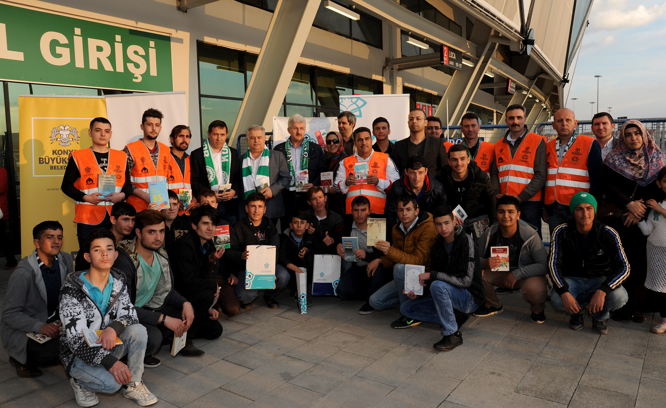 Konyaspor - Bursaspor Maçına Kitap Yağdı