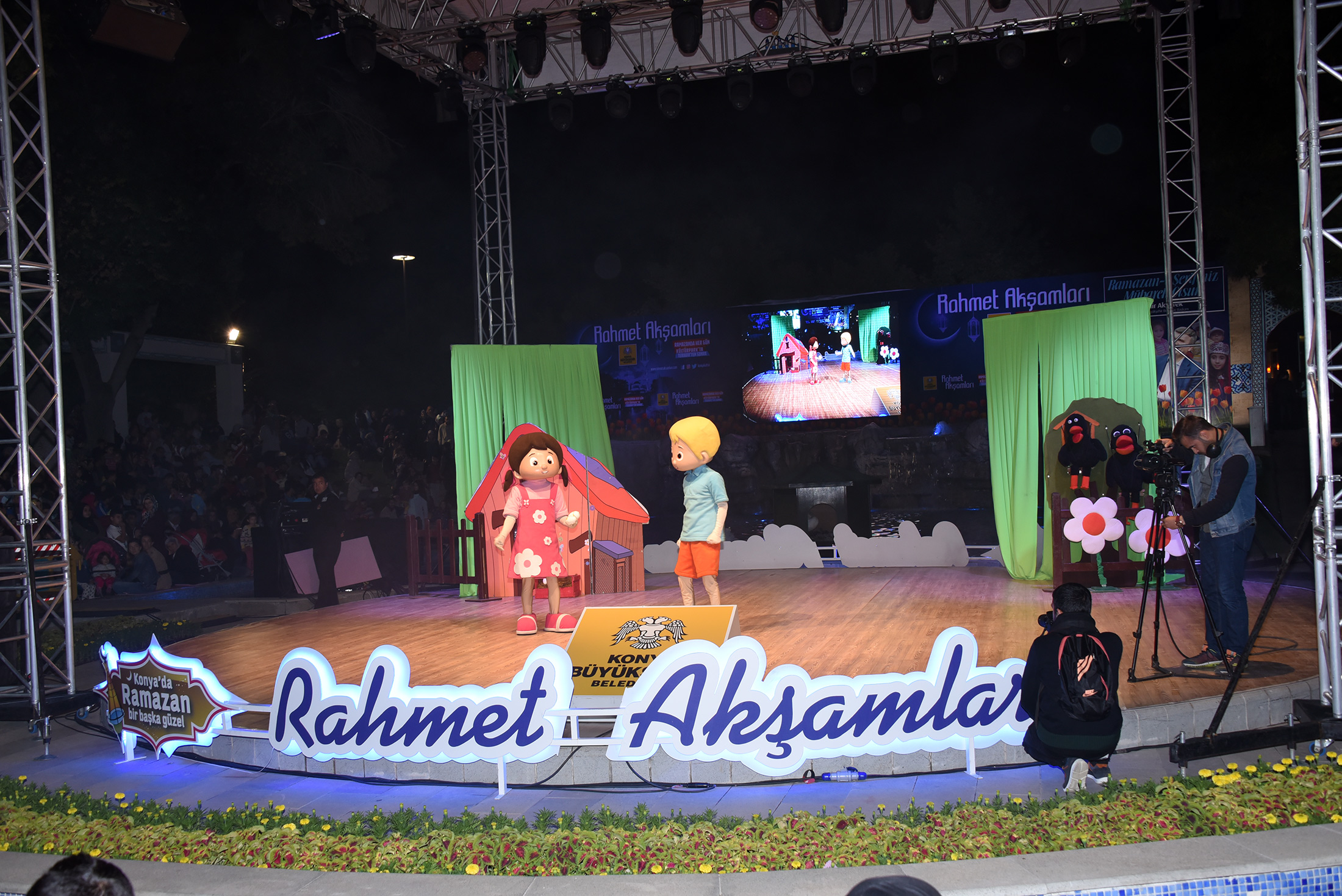 Rahmet Akşamları Şehri Sarıyor
