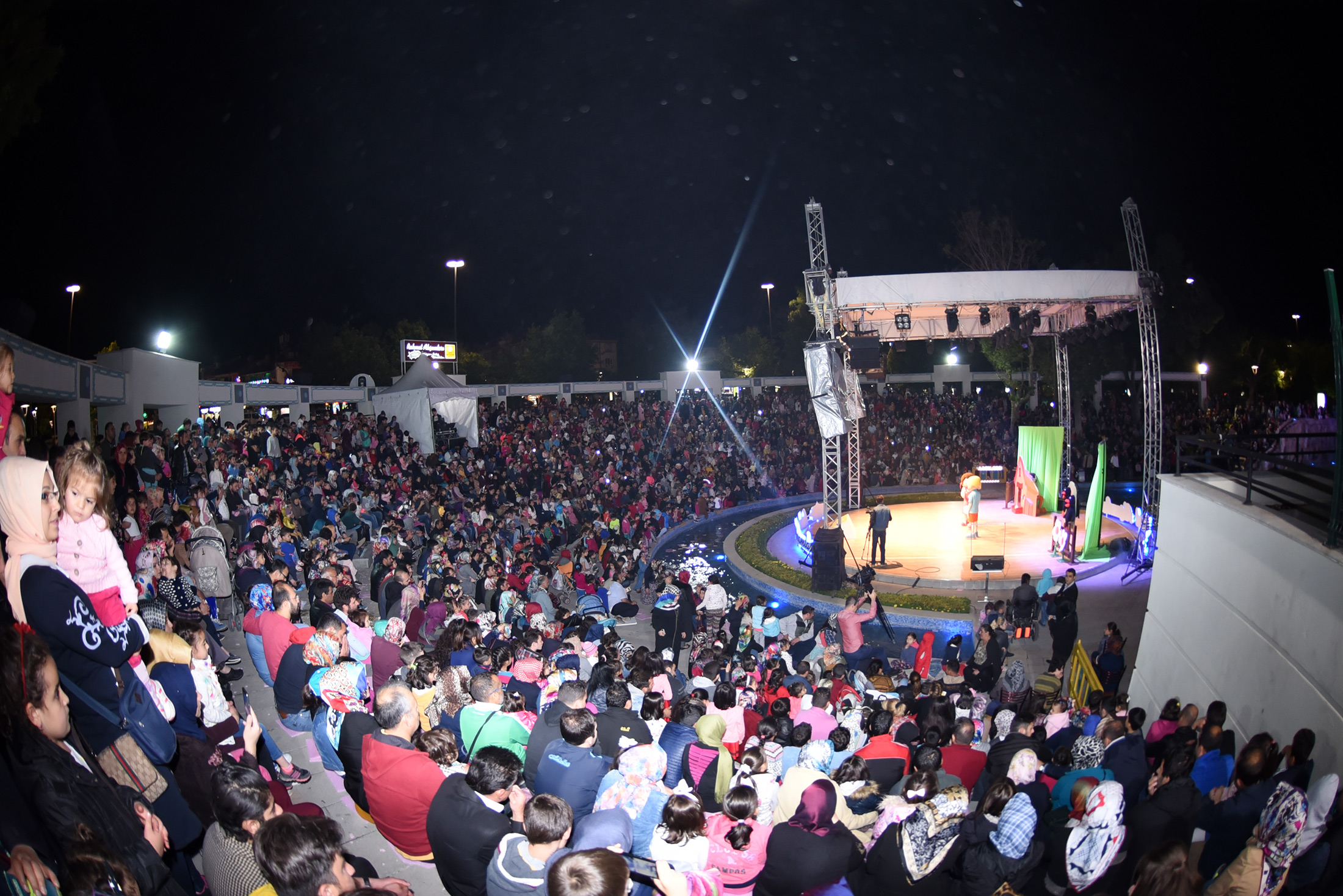 Rahmet Akşamları Şehri Sarıyor