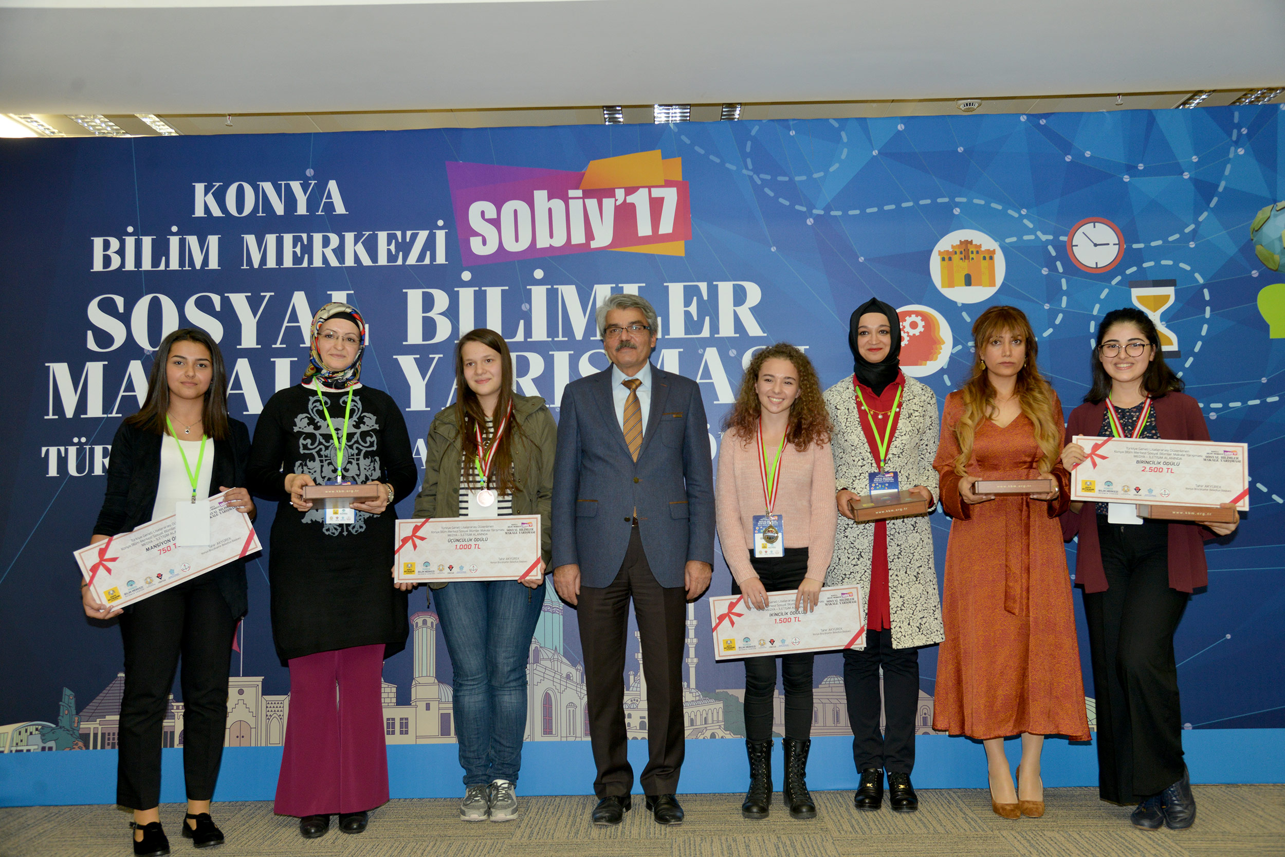 Ülkenin Geleceği Olan Başarılı Gençler Ödüllendirildi