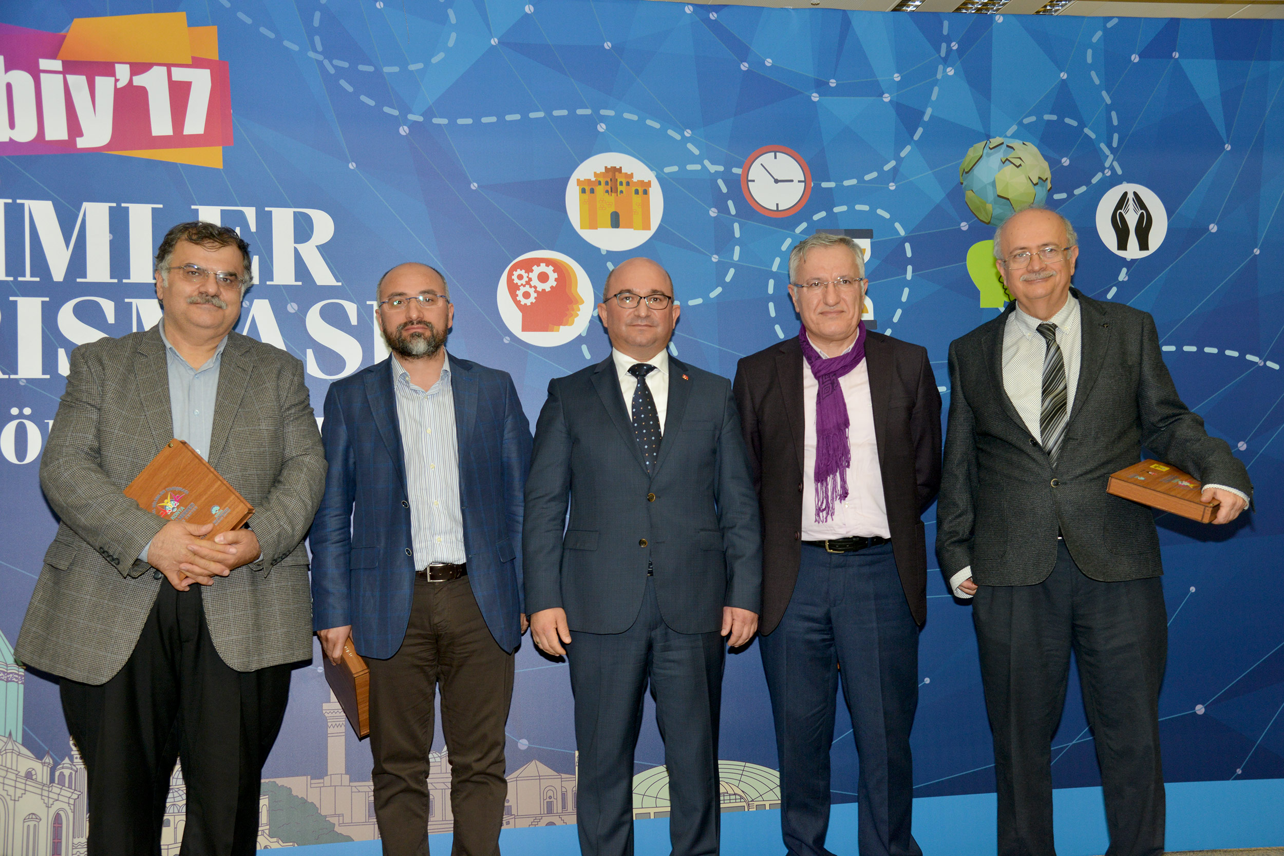 Ülkenin Geleceği Olan Başarılı Gençler Ödüllendirildi