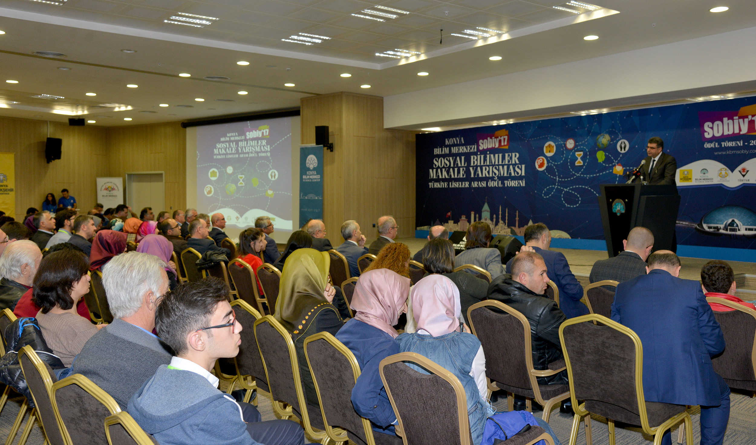 Ülkenin Geleceği Olan Başarılı Gençler Ödüllendirildi