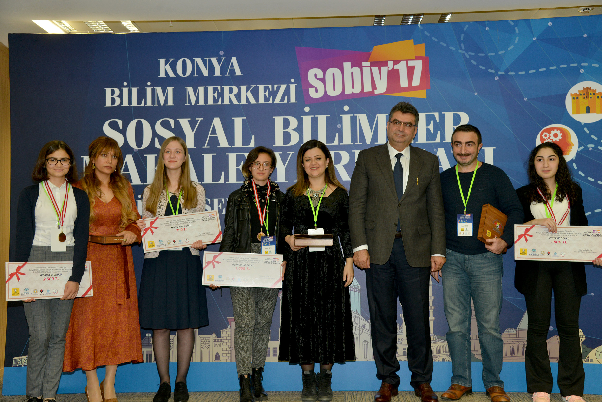 Ülkenin Geleceği Olan Başarılı Gençler Ödüllendirildi