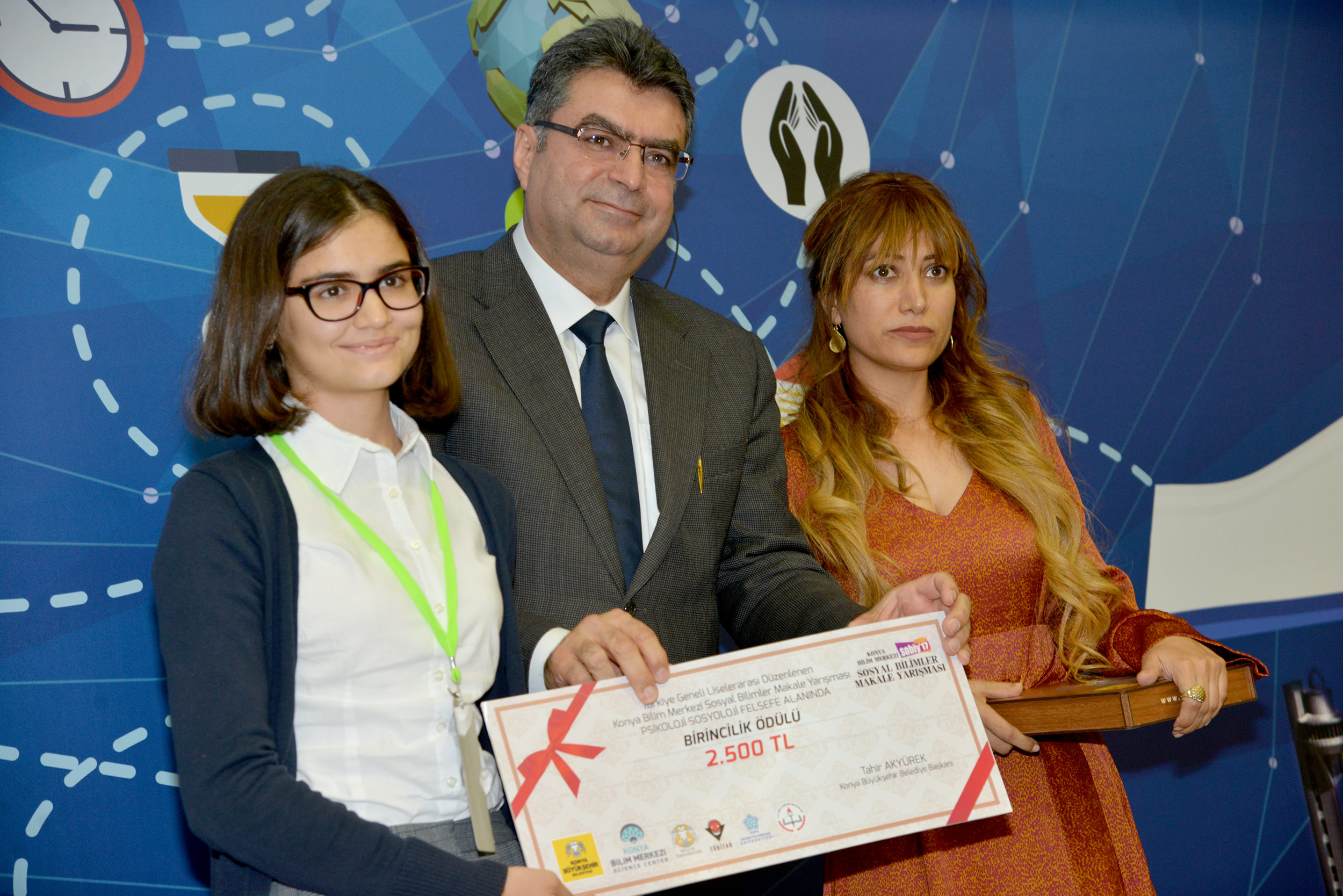 Ülkenin Geleceği Olan Başarılı Gençler Ödüllendirildi