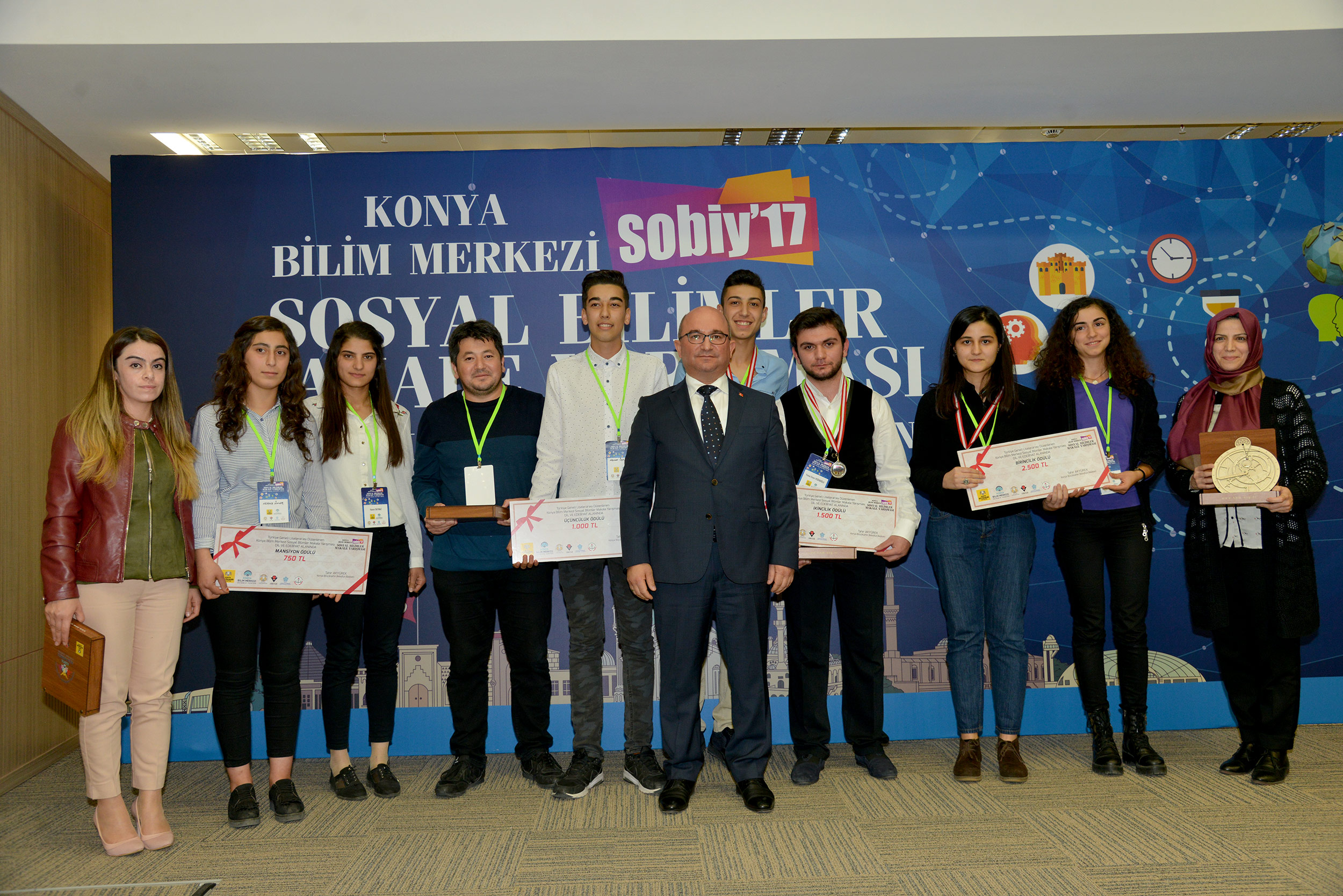 Ülkenin Geleceği Olan Başarılı Gençler Ödüllendirildi