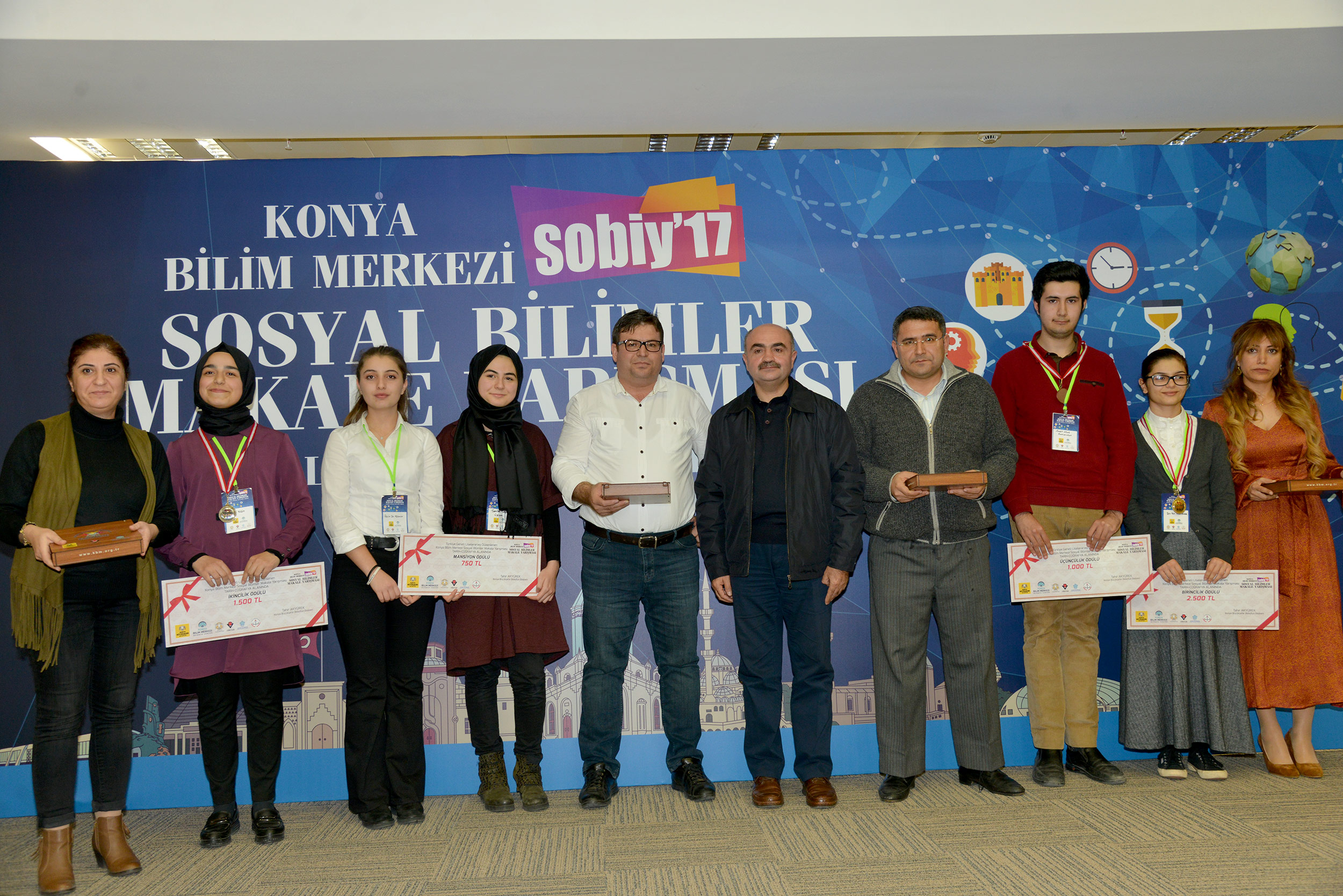 Ülkenin Geleceği Olan Başarılı Gençler Ödüllendirildi