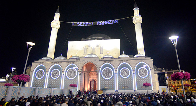 Konya'da Ramazan Coşkusu İlk Teravihle Başladı