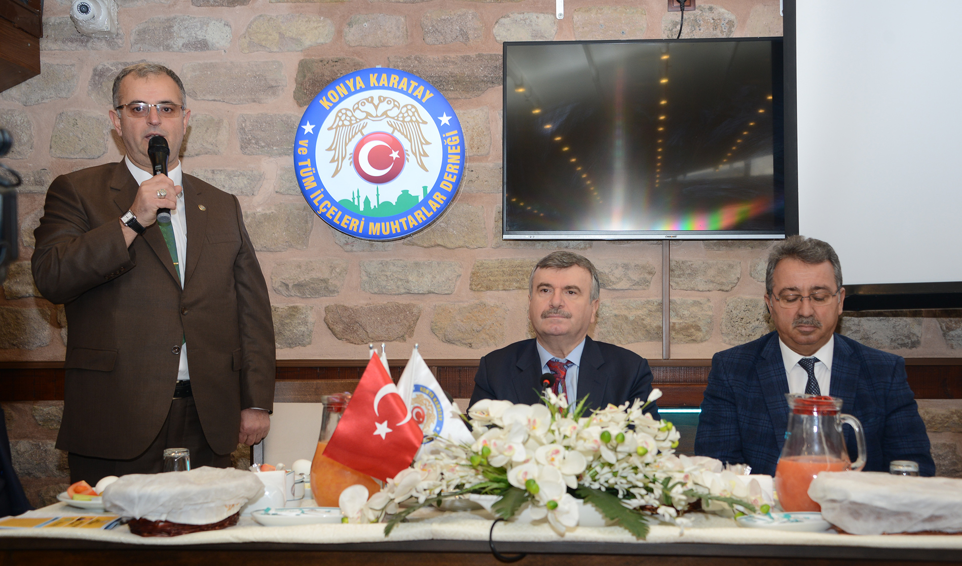 Başkan Akyürek Karataylı Muhtarlarla Buluştu