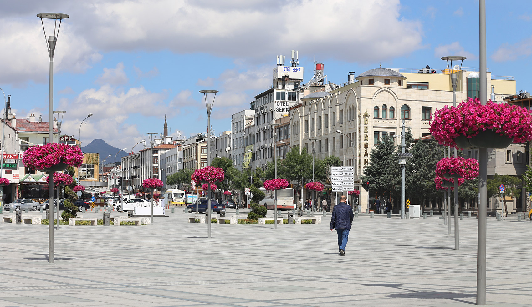 Konya'nın Caddeleri Çiçek Açtı