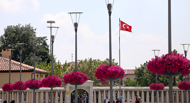 Konya'nın Caddeleri Çiçek Açtı