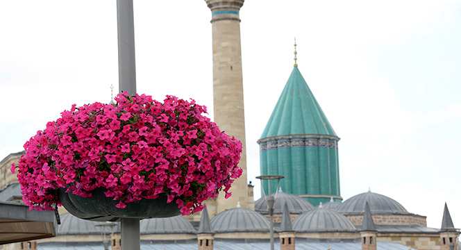 Konya'nın Caddeleri Çiçek Açtı
