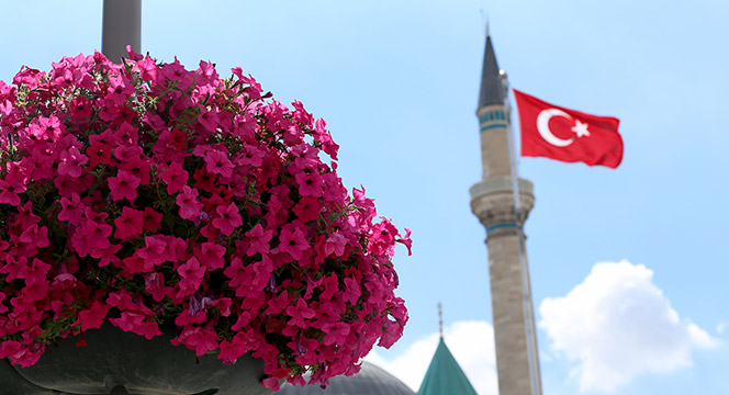 Konya'nın Caddeleri Çiçek Açtı