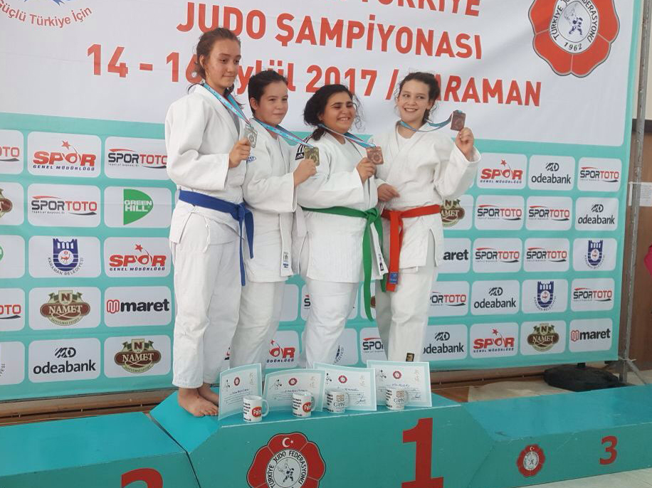 Judo'da Minikler Madalyaları Topladı