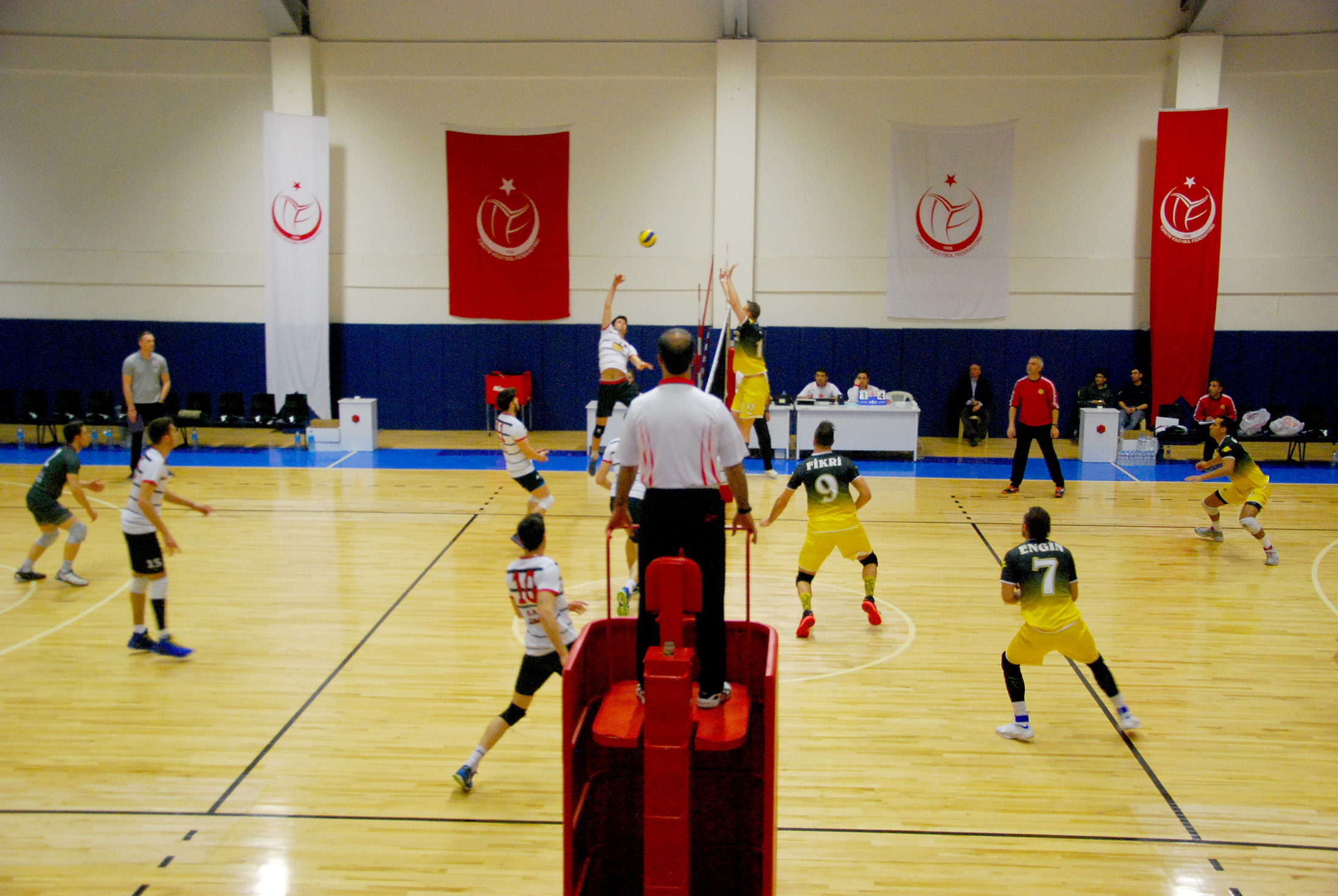 Voleybol Takımımız Kendi Evinde Galip