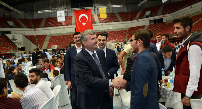 Başkan Akyürek, İftarda Gençlerle Buluştu