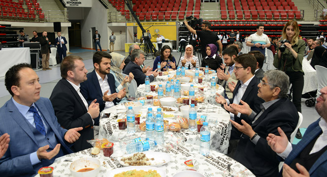 Başkan Akyürek, İftarda Gençlerle Buluştu