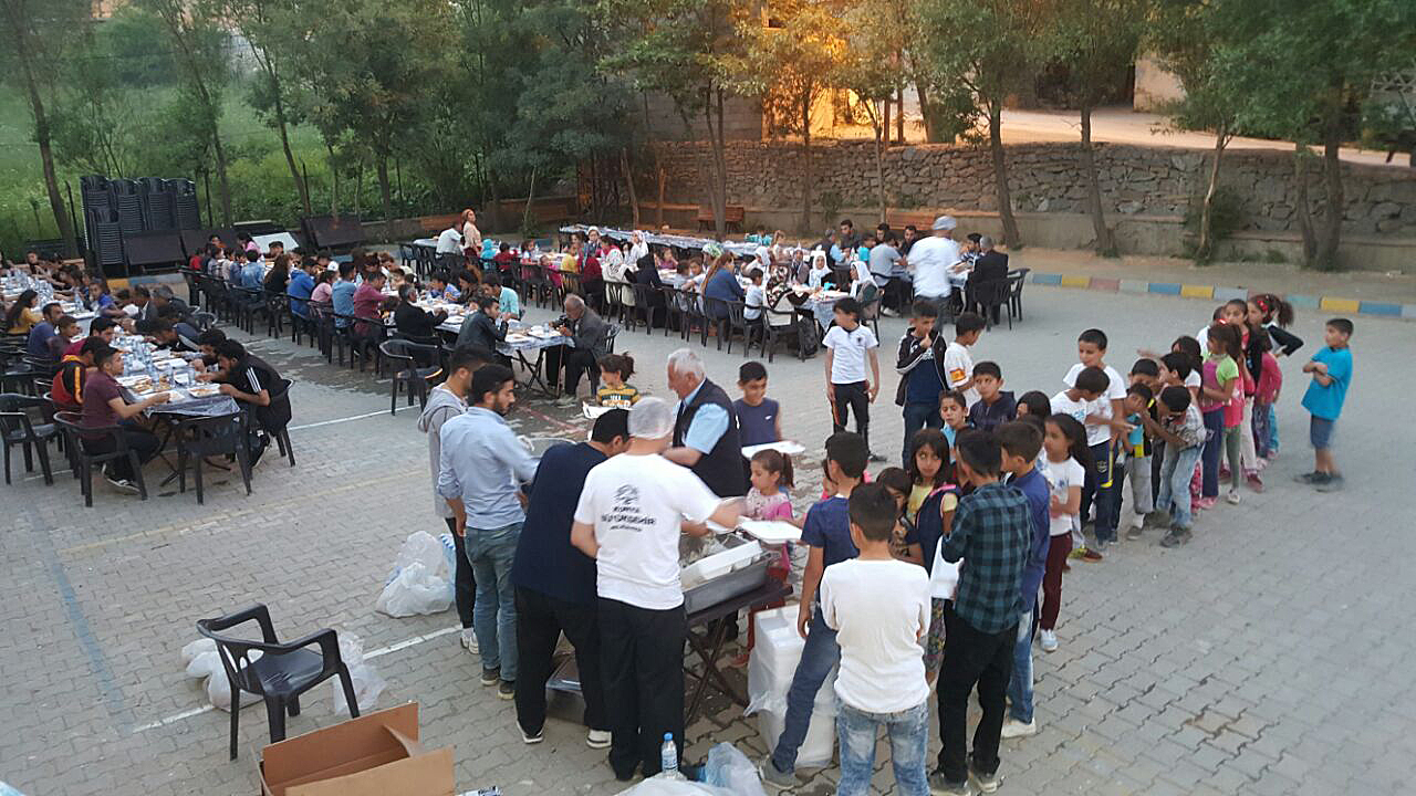 Hakkari Merkez ve Yüksekova'da Kardeşlik Sofraları Kuruyoruz
