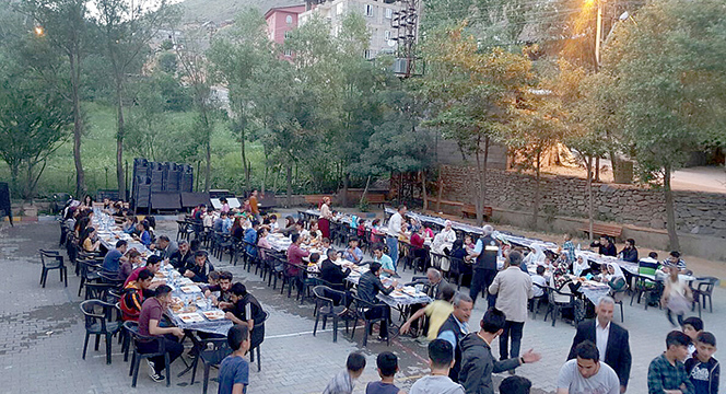 Hakkari Merkez ve Yüksekova'da Kardeşlik Sofraları Kuruyoruz