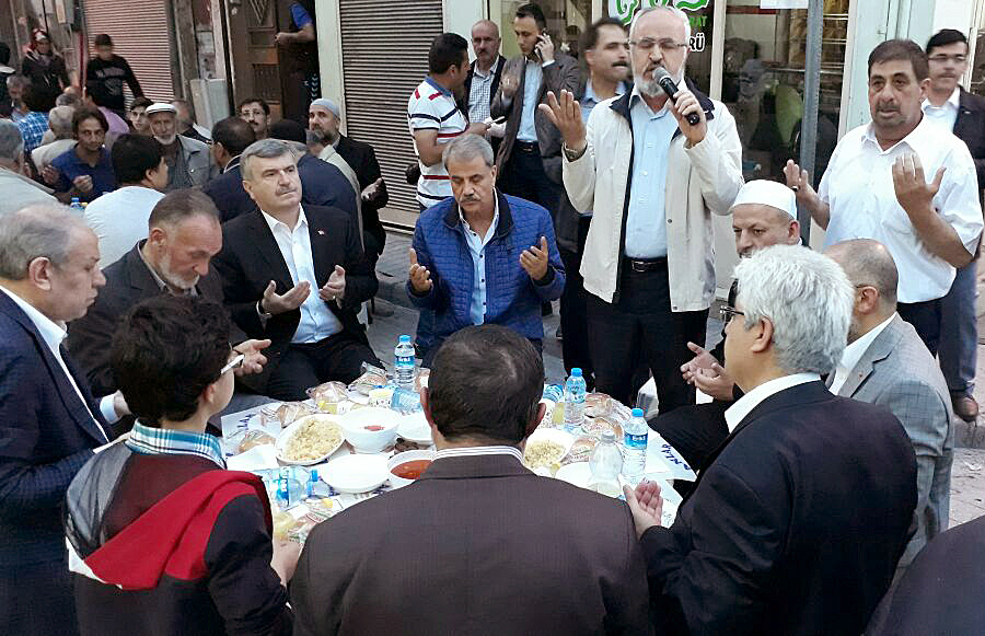 Başkan Akyürek Toplumun Farklı Kesimleri İle İftarlarda Buluşuyor