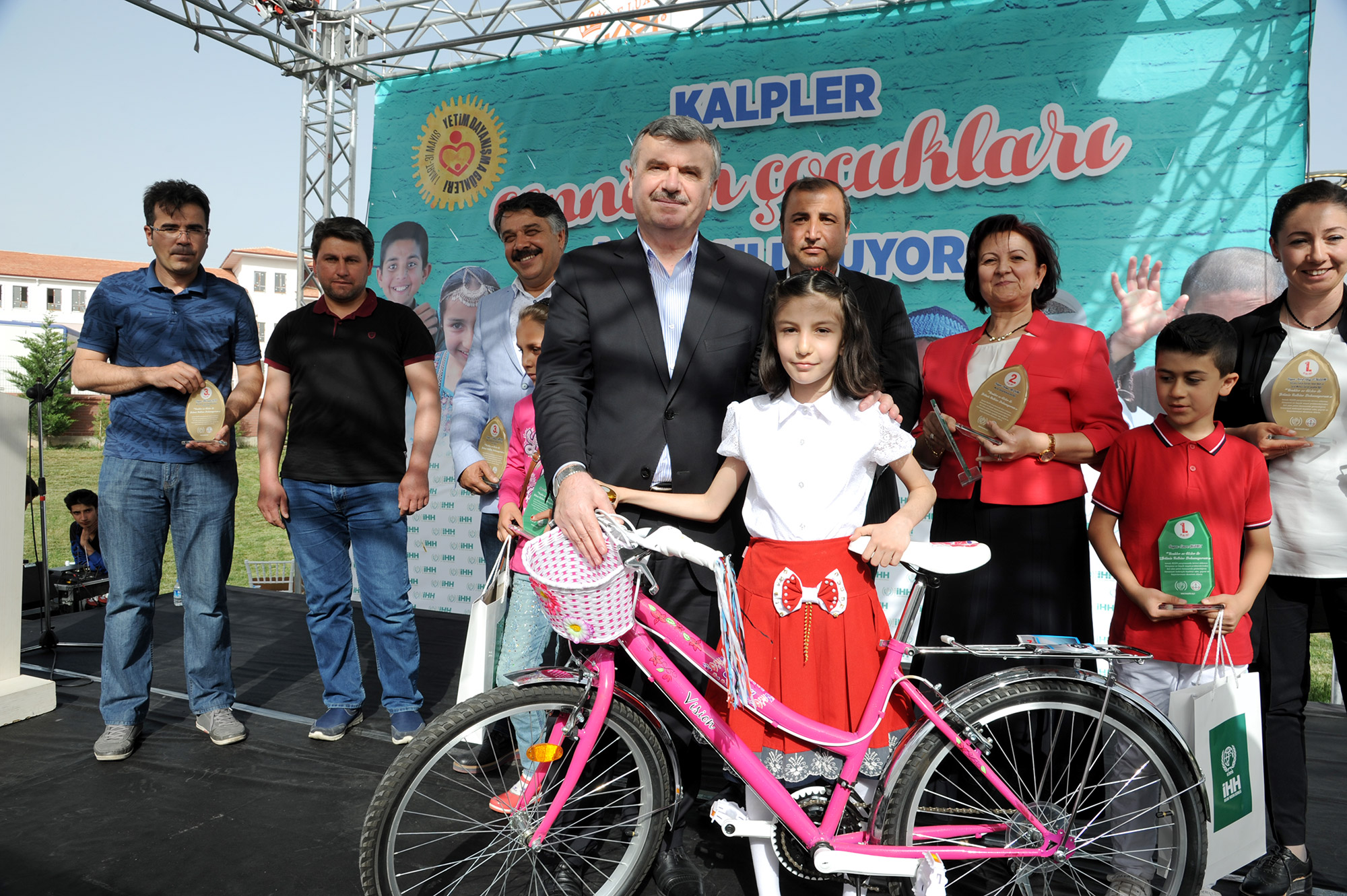 'Ne Mutlu Yetimlere ve Öksüzlere Sahip Çıkanlara'