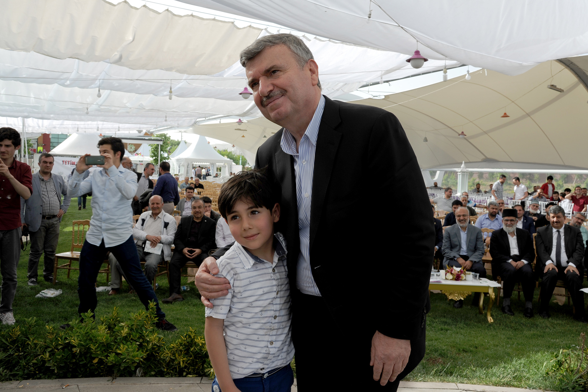 'Ne Mutlu Yetimlere ve Öksüzlere Sahip Çıkanlara'