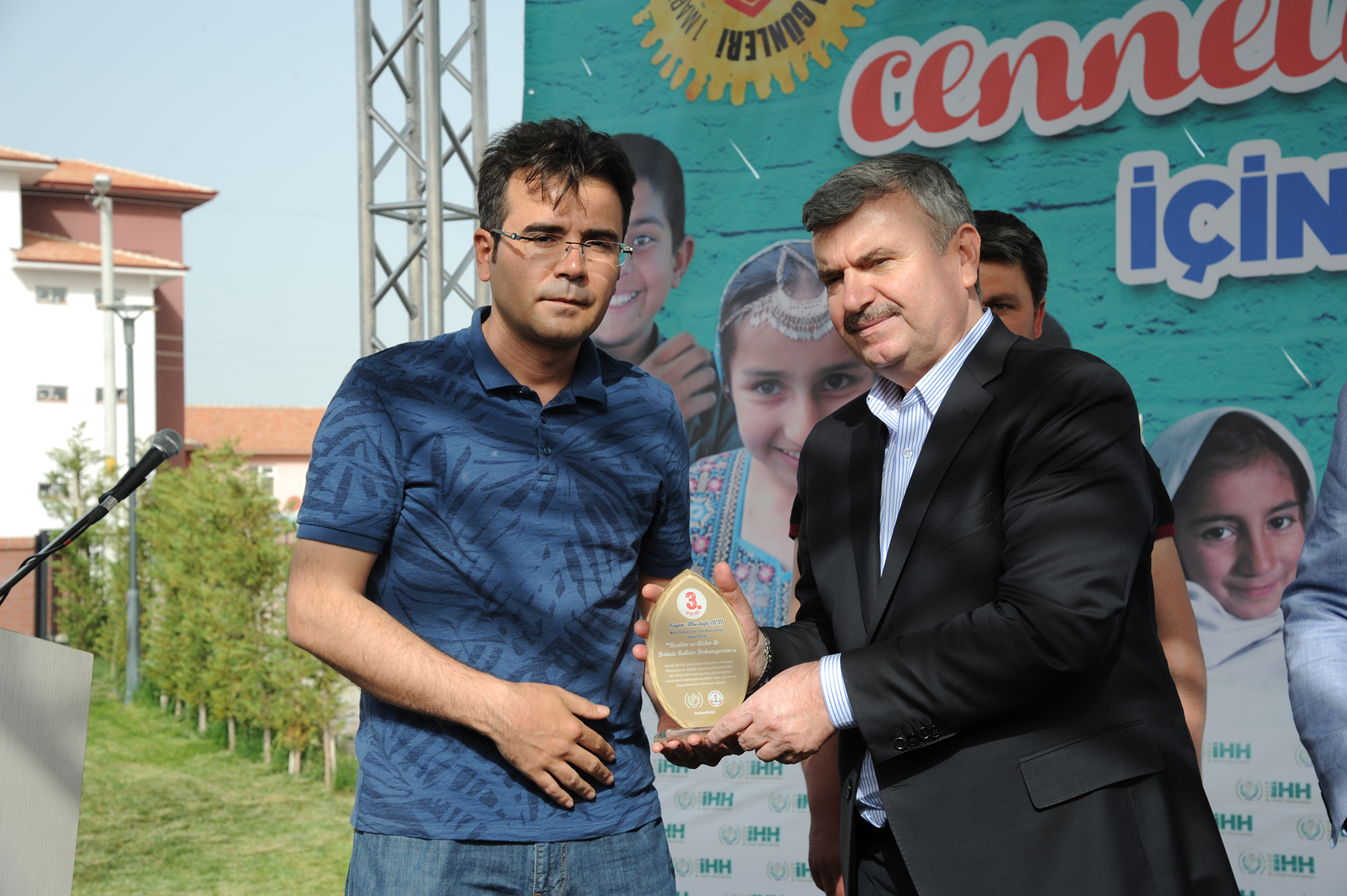 'Ne Mutlu Yetimlere ve Öksüzlere Sahip Çıkanlara'