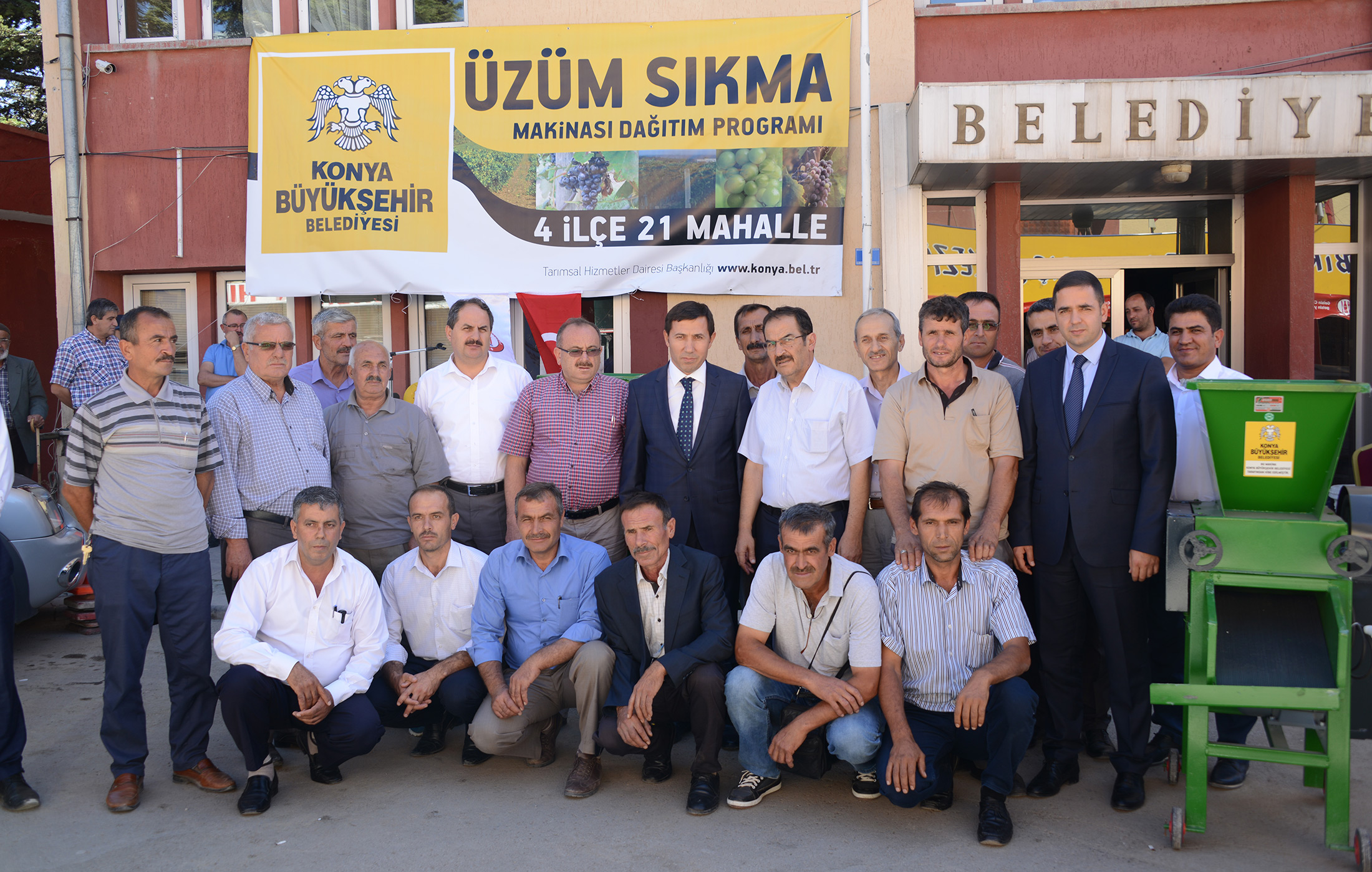 Büyükşehir\'den Üzüm Üreticisine Üzüm Sıkma Makinesi