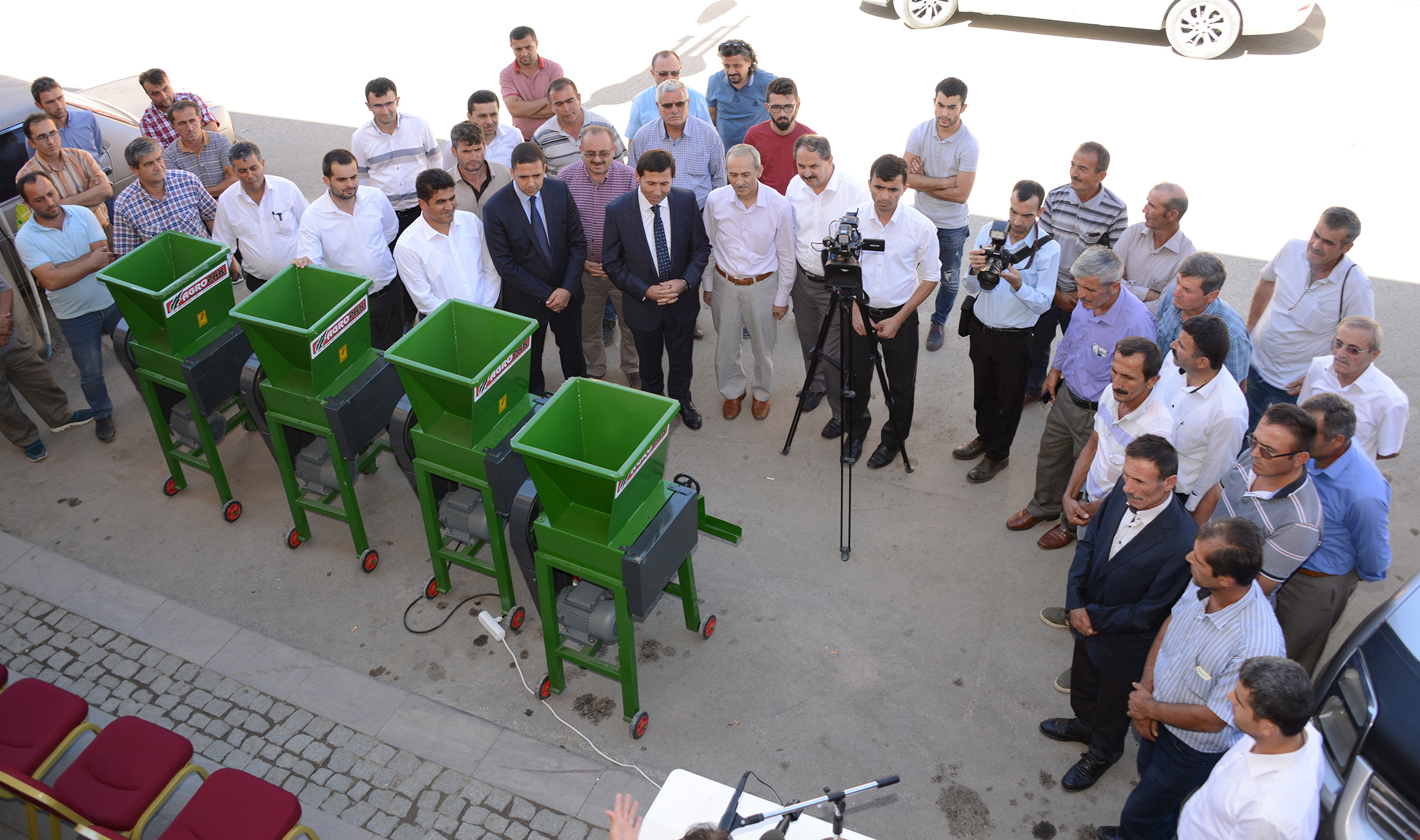 Büyükşehir\'den Üzüm Üreticisine Üzüm Sıkma Makinesi