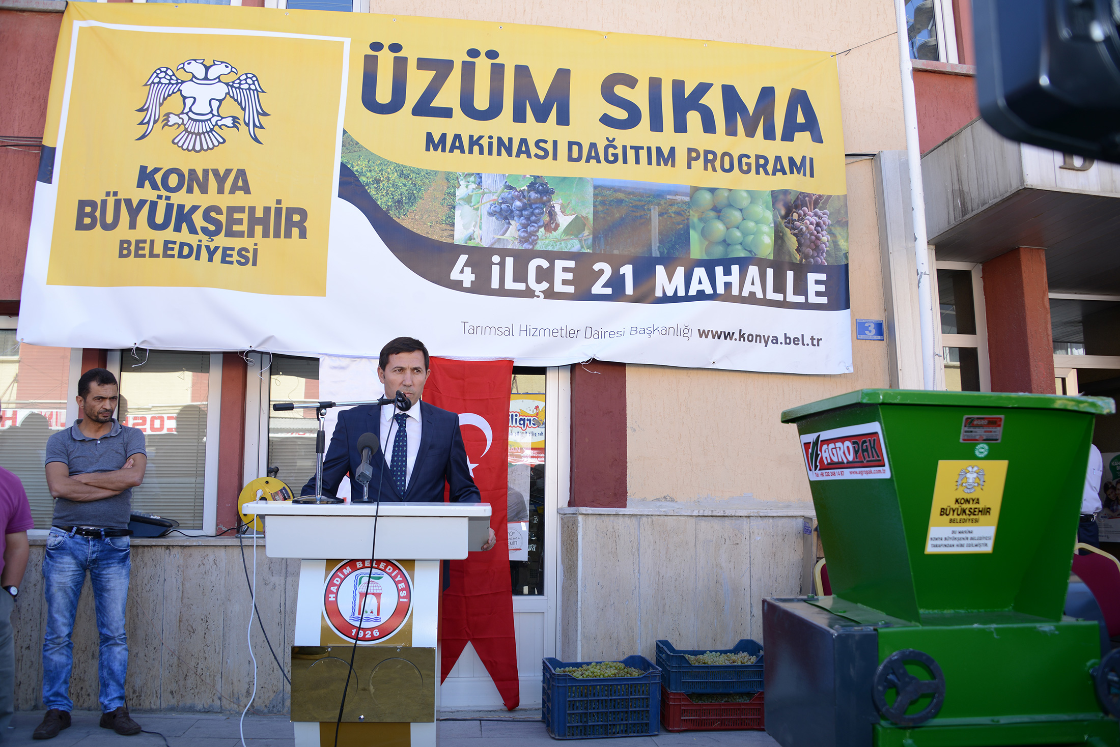 Büyükşehir\'den Üzüm Üreticisine Üzüm Sıkma Makinesi