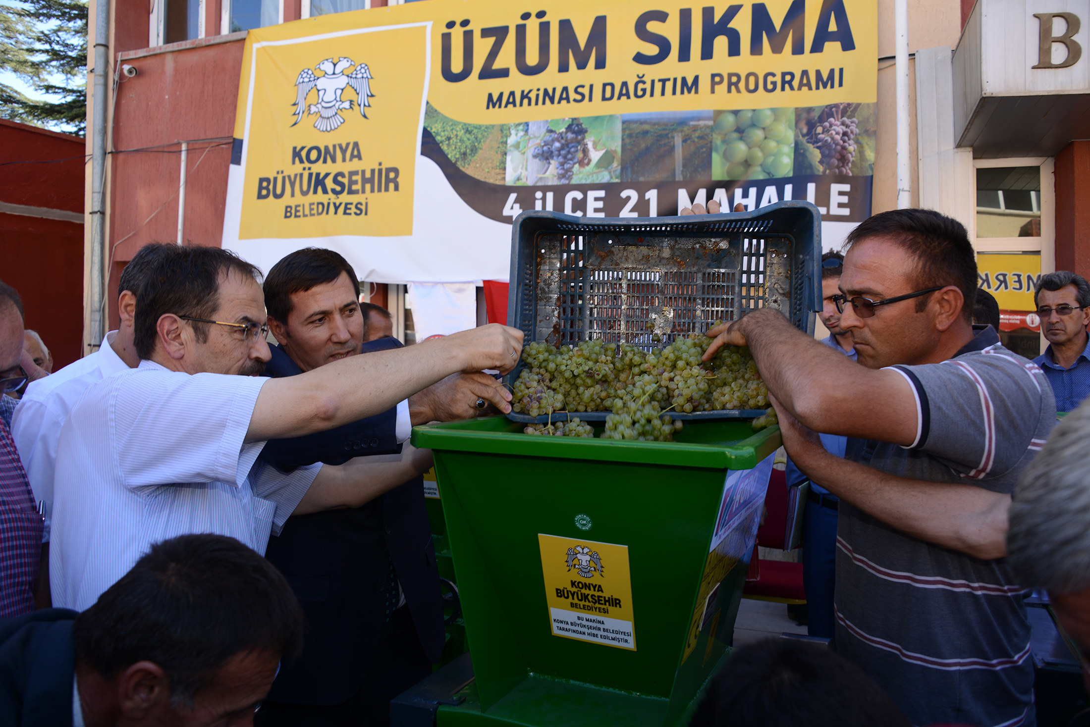 Büyükşehir\'den Üzüm Üreticisine Üzüm Sıkma Makinesi