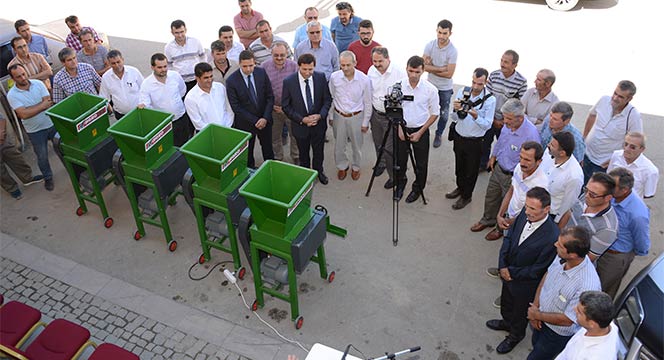 Büyükşehir\'den Üzüm Üreticisine Üzüm Sıkma Makinesi