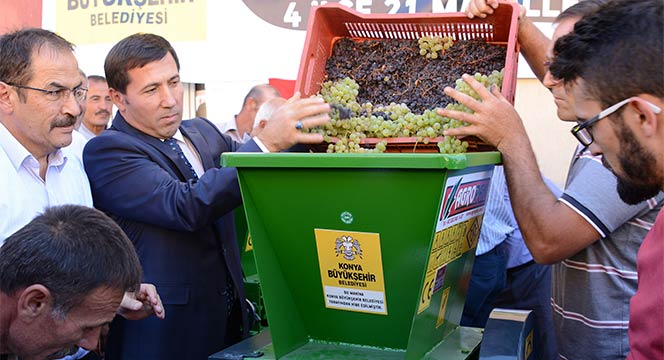 Büyükşehir\'den Üzüm Üreticisine Üzüm Sıkma Makinesi