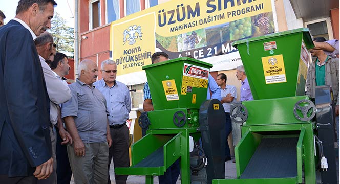 Büyükşehir\'den Üzüm Üreticisine Üzüm Sıkma Makinesi