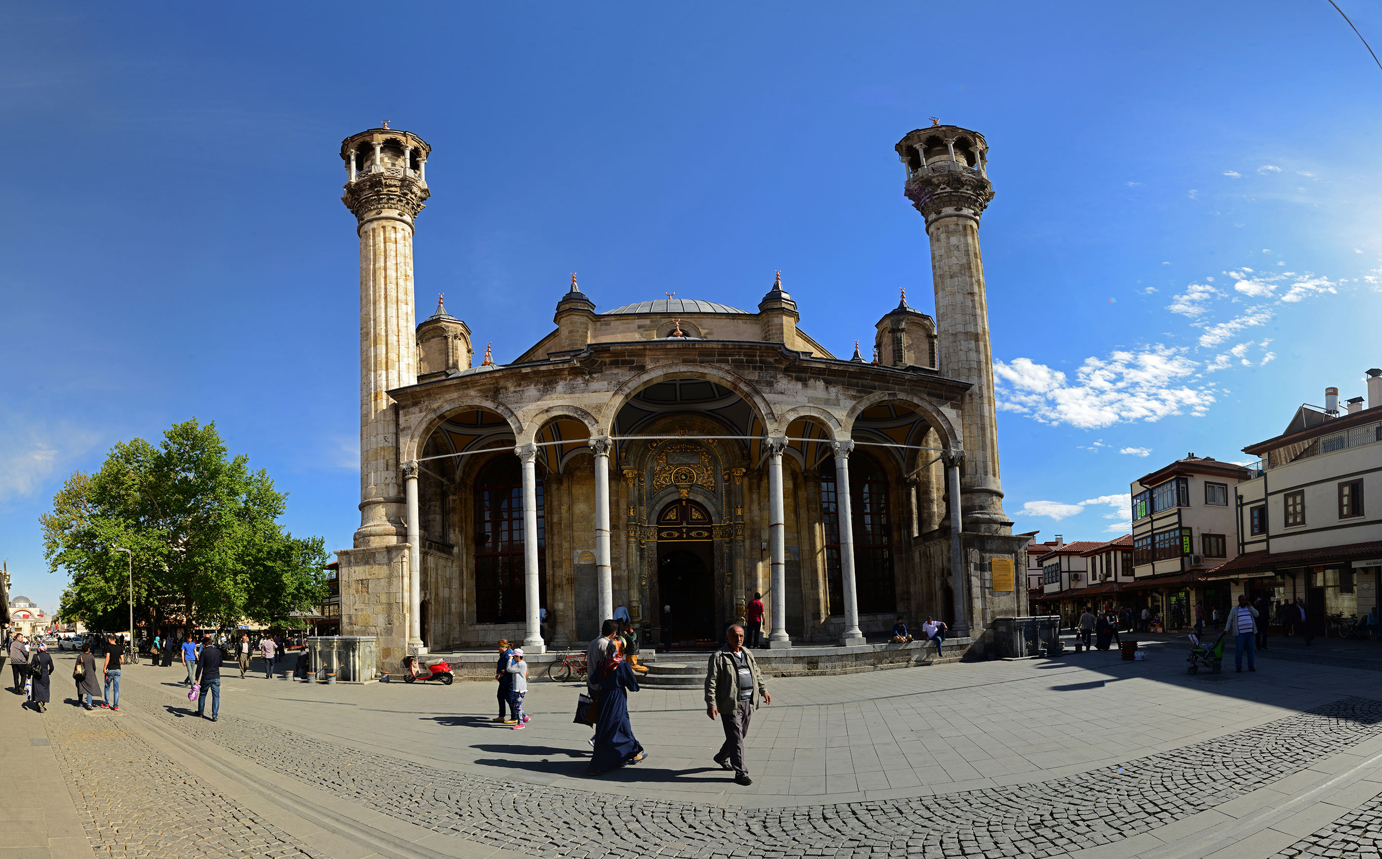 Tarihi Camileri Gelecek Kuşaklara Aktarıyoruz