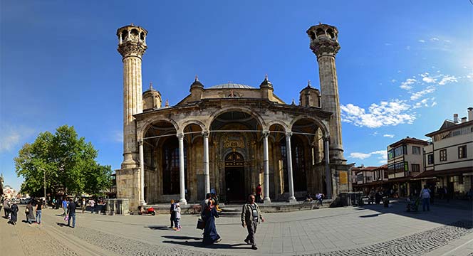 Tarihi Camileri Gelecek Kuşaklara Aktarıyoruz