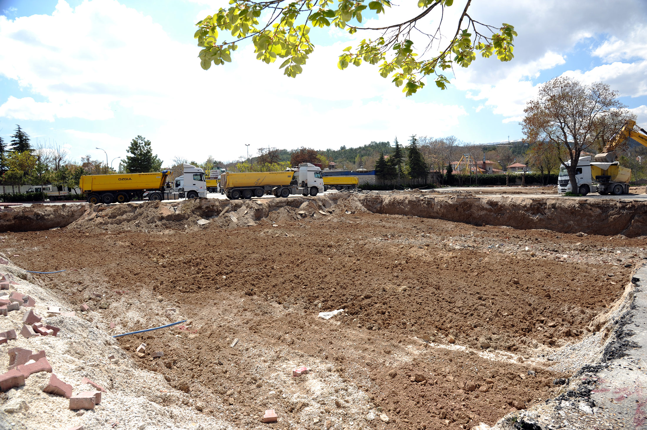 Meram Son Durakta Yeraltı Katlı Otopark Yapımı Başladı