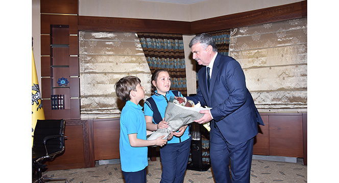 23 Nisan'da Makamlar Çocuklara Emanet