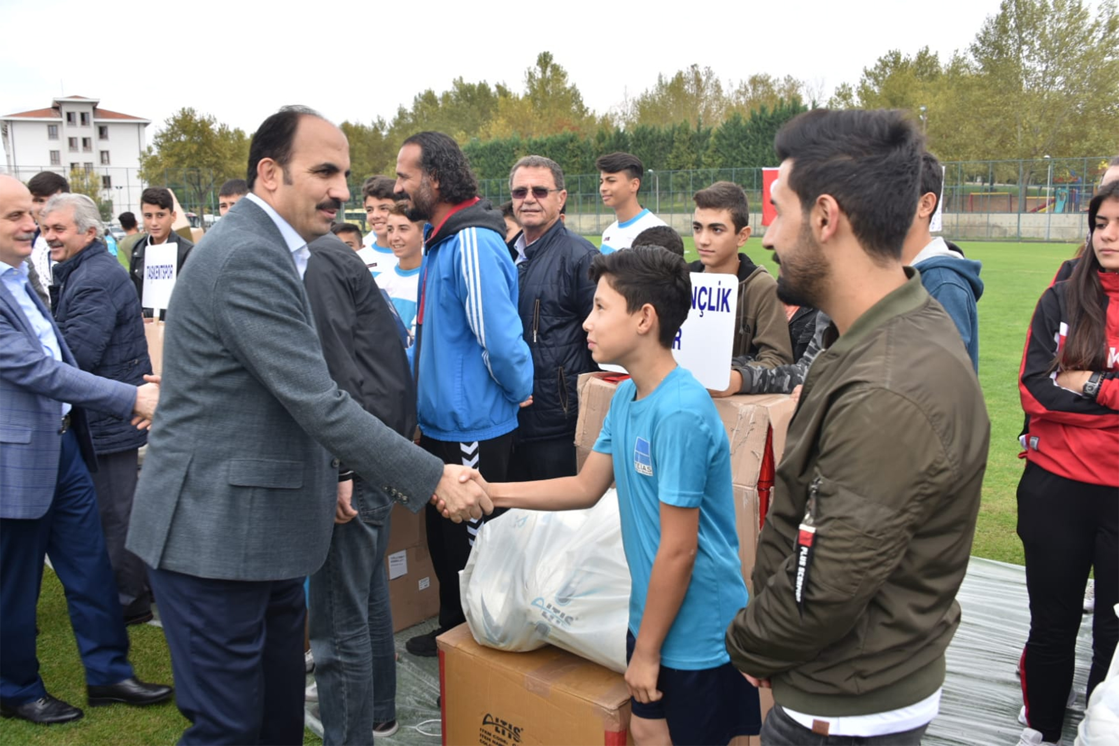 Büyükşehir'den Amatör Spor Kulüplerine Malzeme Desteği