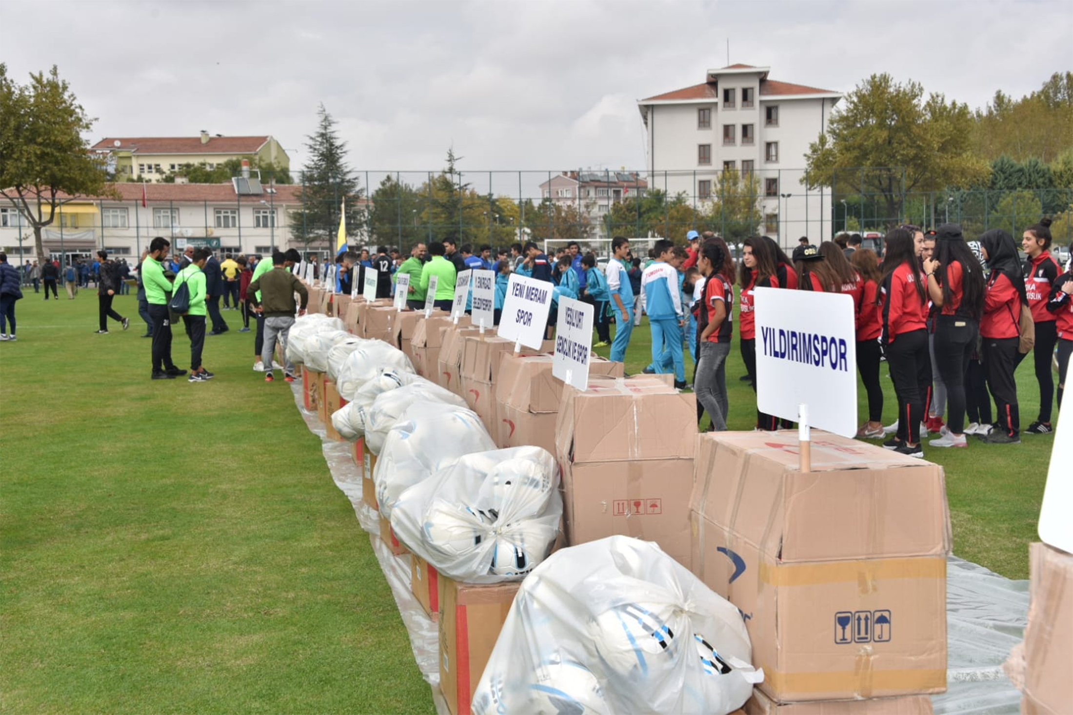 Büyükşehir'den Amatör Spor Kulüplerine Malzeme Desteği